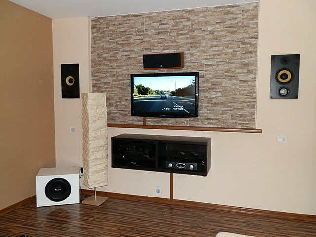 IRB 20/100/01,8 jako vestavné reprosoustavy ve zdi